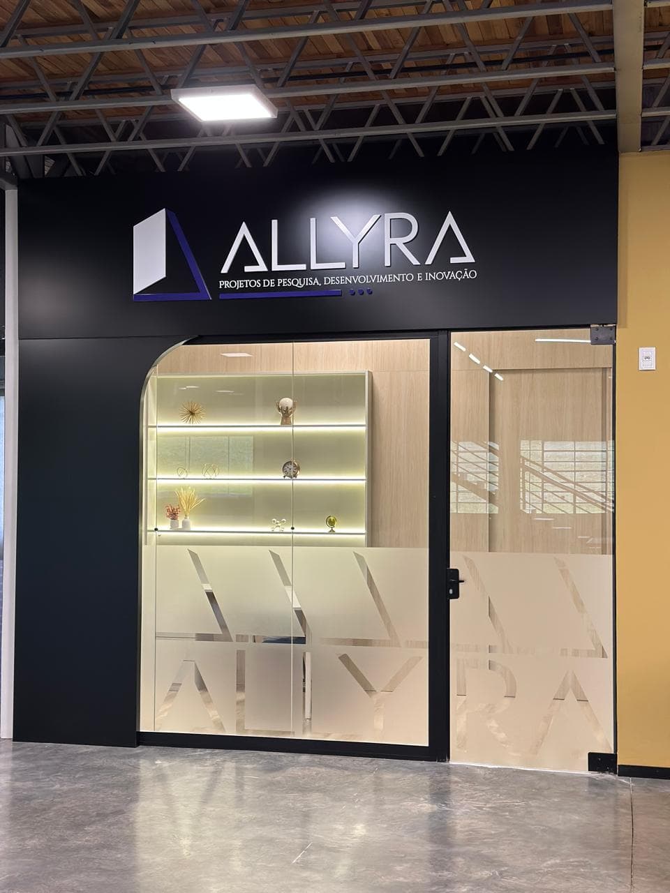 Entrada do espaço da Allyra, com a marca na fachada.